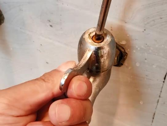 水龍頭滴水怎么修圖解!沒(méi)想到,2張圖2個(gè)步驟就搞定了! 水龍頭滴水怎么修圖解!沒(méi)想到,2張圖2個(gè)步驟就搞定了!