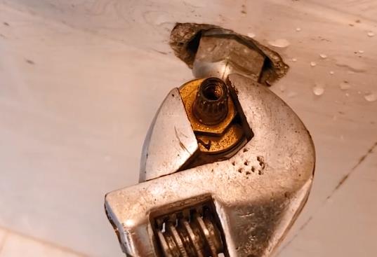 水龍頭滴水怎么修圖解!沒(méi)想到,2張圖2個(gè)步驟就搞定了! 水龍頭滴水怎么修圖解!沒(méi)想到,2張圖2個(gè)步驟就搞定了!